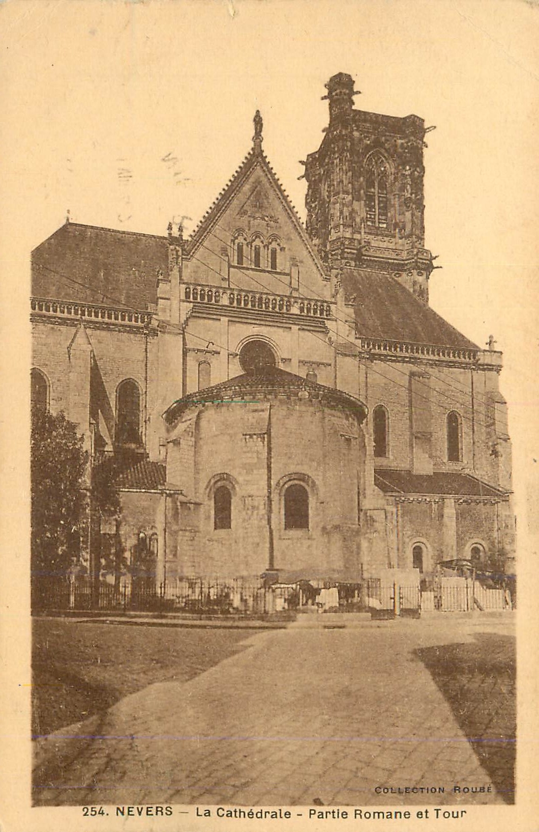 CPA Nevers La Cathedrale Partie Romane et Tour 
