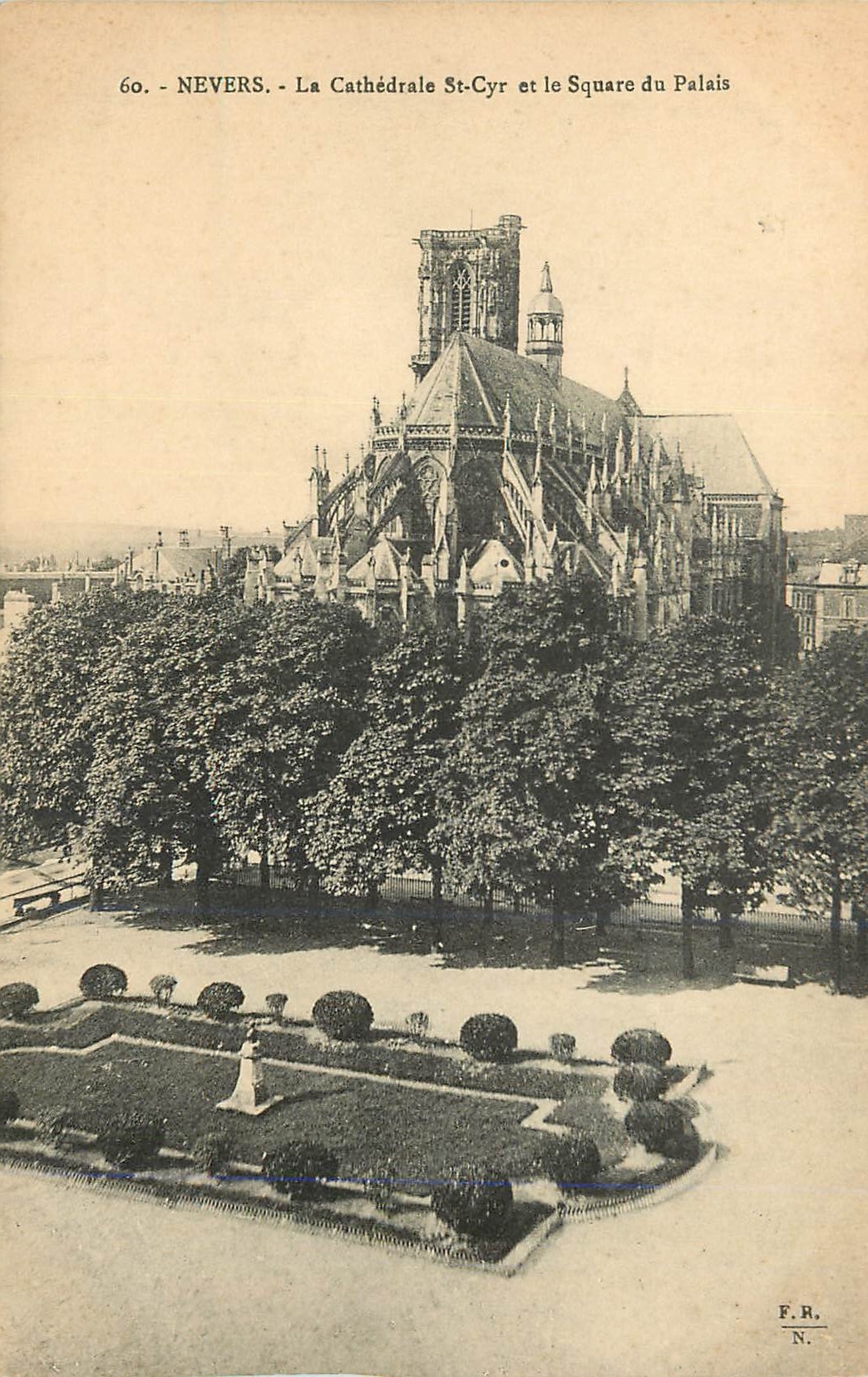 CPA Nevers La Cathedrale et le Square du Palais 