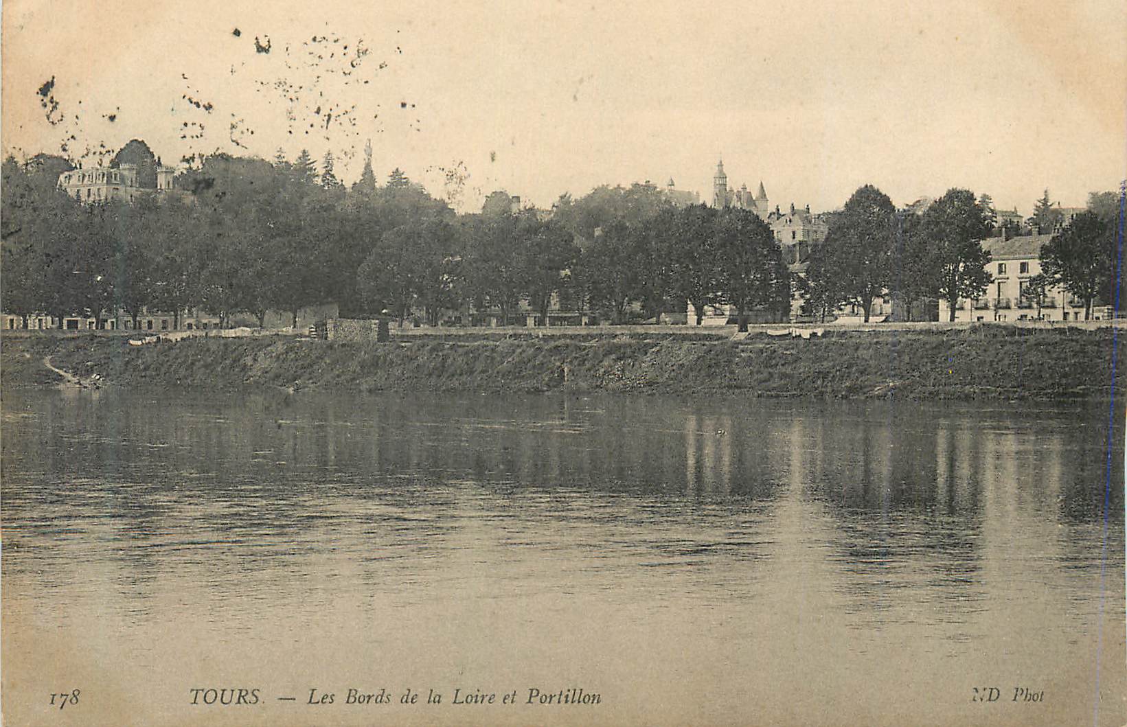 CPA Tours Les Bords de la Loire Portillon 