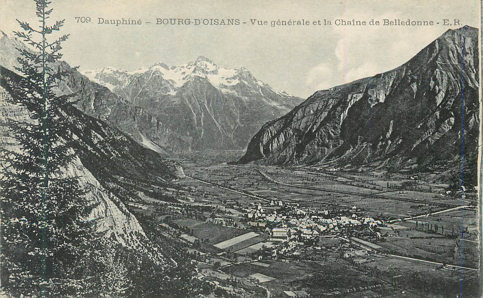 CPA Dauphine Bourg d'Oisans Vue generale et la Chaine de Belledonne 