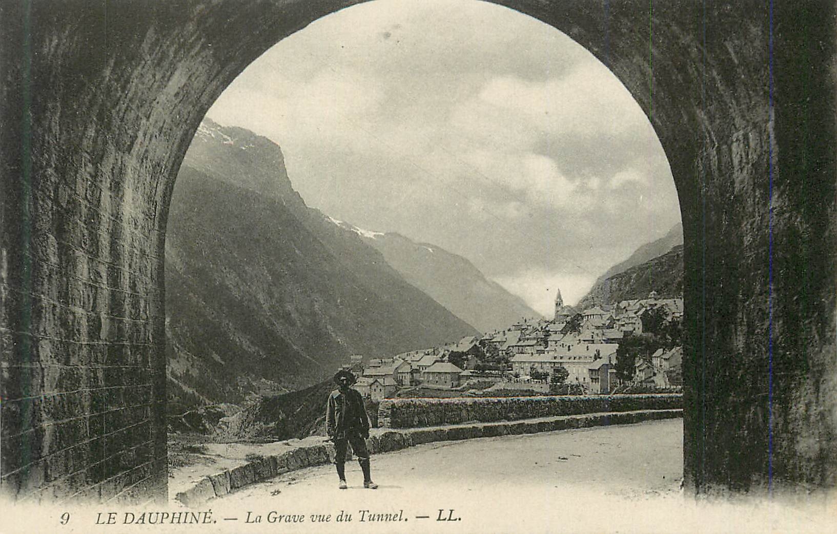 CPA Le Dauphine La Grave vue du Tunnel 