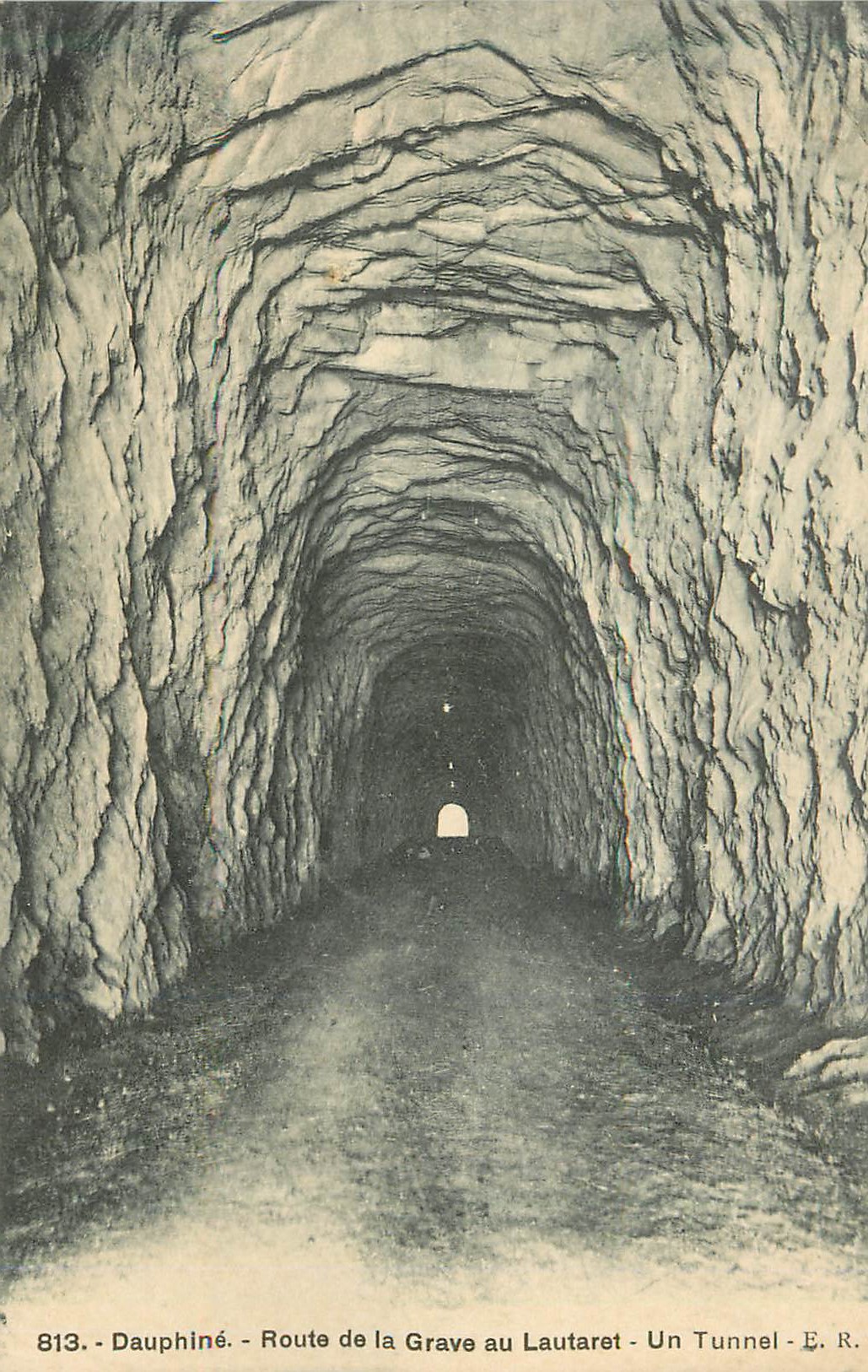 CPA Dauphine Route de la Grave au Lautaret Un Tunnel 