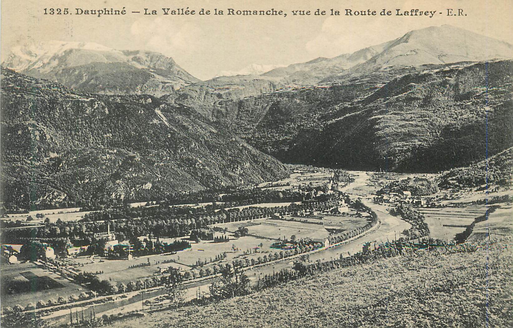 CPA Dauphine La Vallee de la Romanche vue de la Route de Laffrey 
