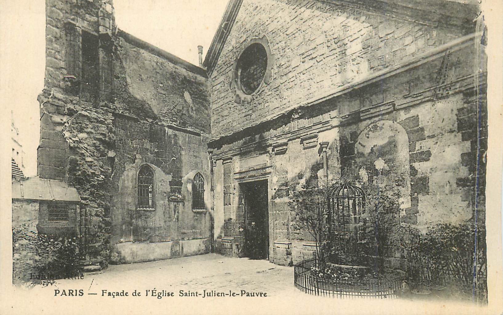 CPA Paris Facade de l'Eglise Saint Julien le Pauvre 