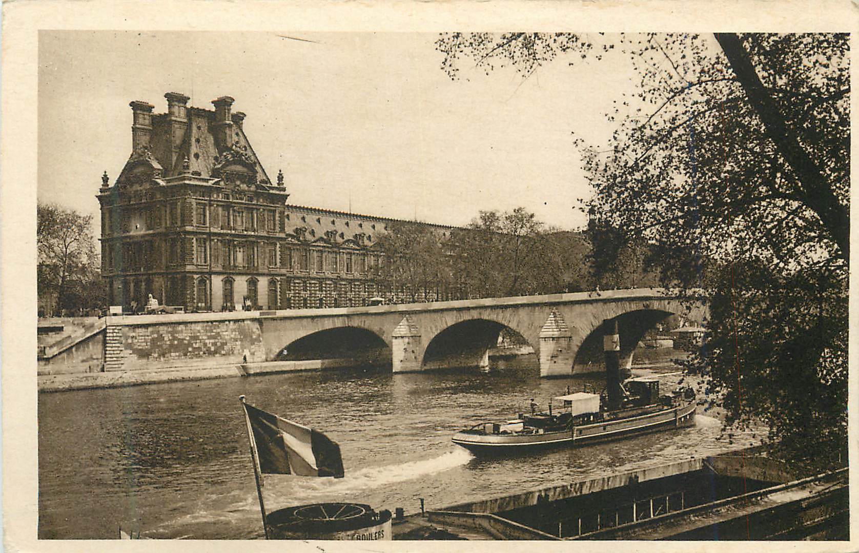 CPA Paris La Pavillon de Flore et le Pont Royal Bateau