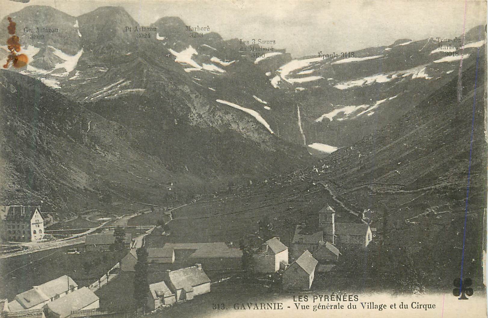 CPA Gavarnie Vue generale du Village et du Cirque 