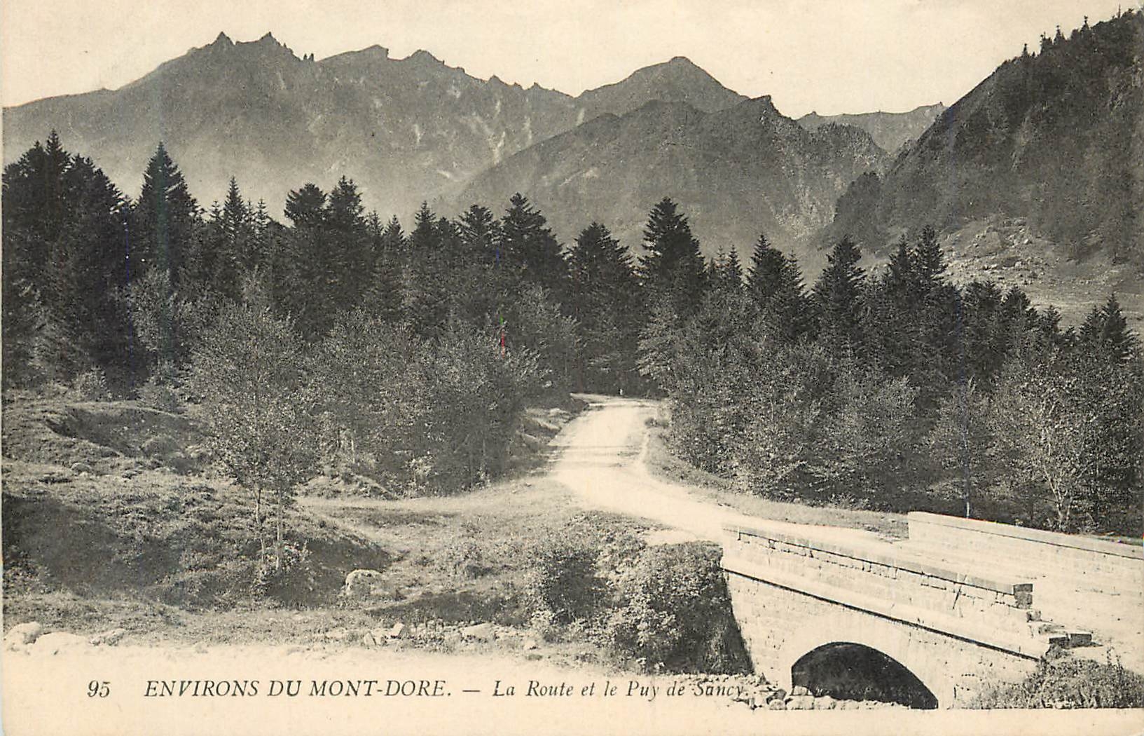 CPA Environs du Mont Dore La Route et le Puy de Sancy 