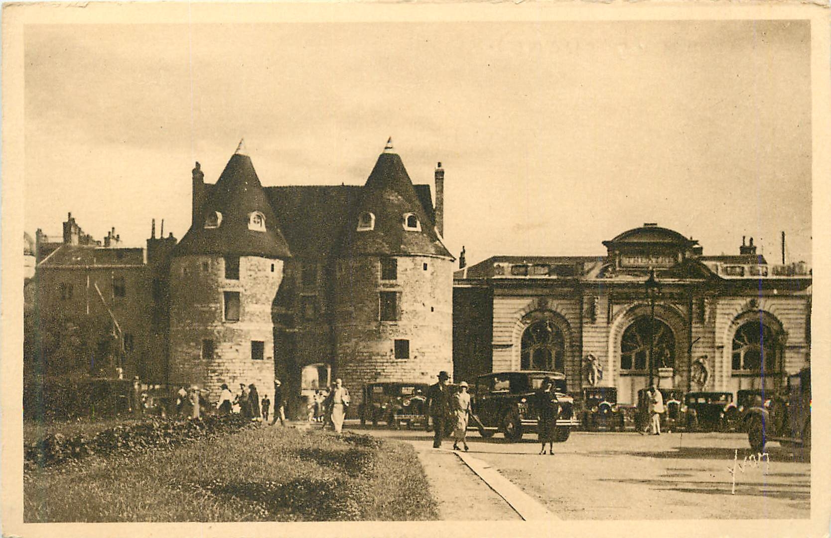 CPA Dieppe Seine Inferieure Les Tourelles et le Theatre 