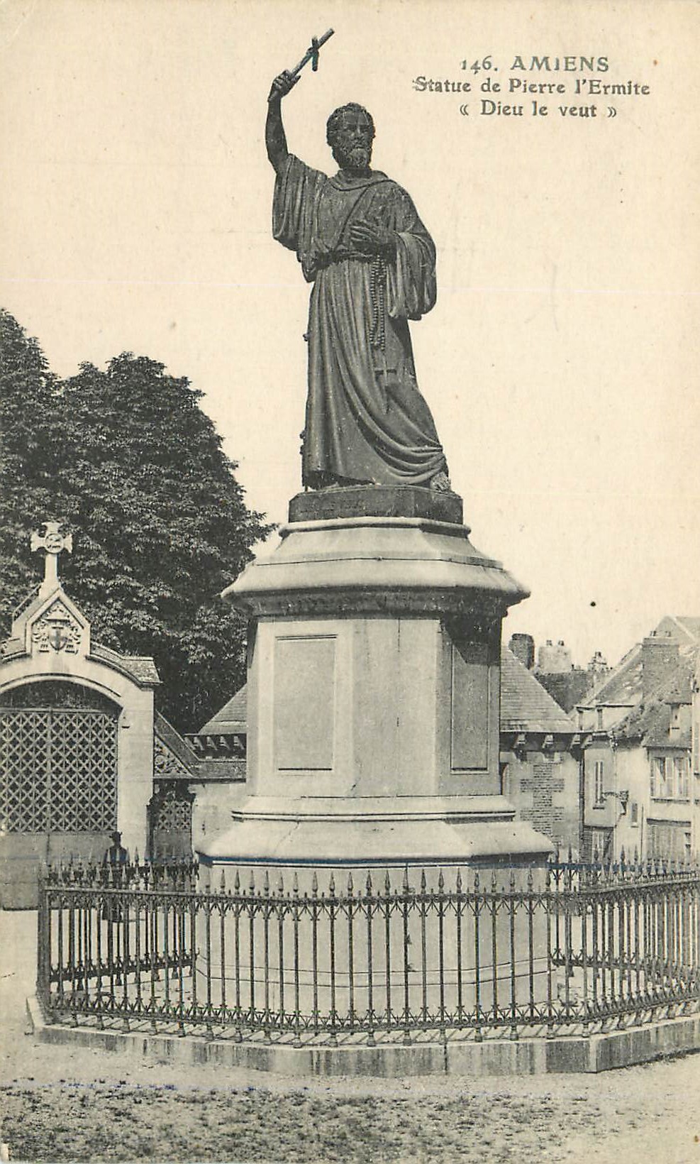 CPA Amiens Statue de Pierre l Ermite  Dieu le Veut
