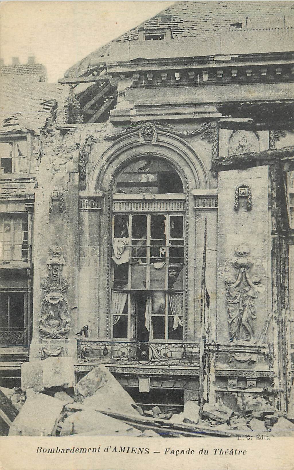CPA Bombardement d Amiens Facade du Theatre  Militaria