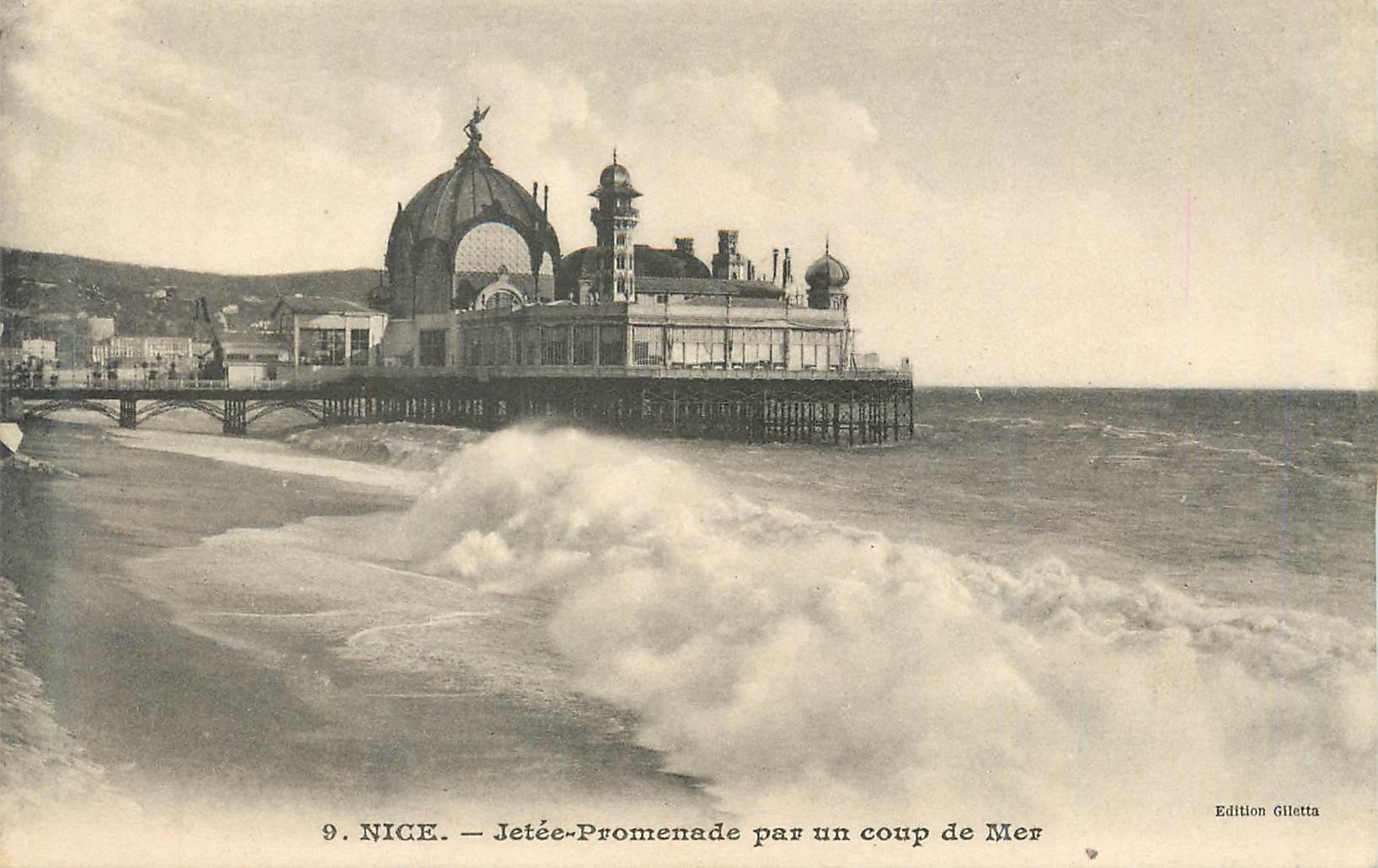 CPA Nice Jetee Promenade par un coup de Mer 