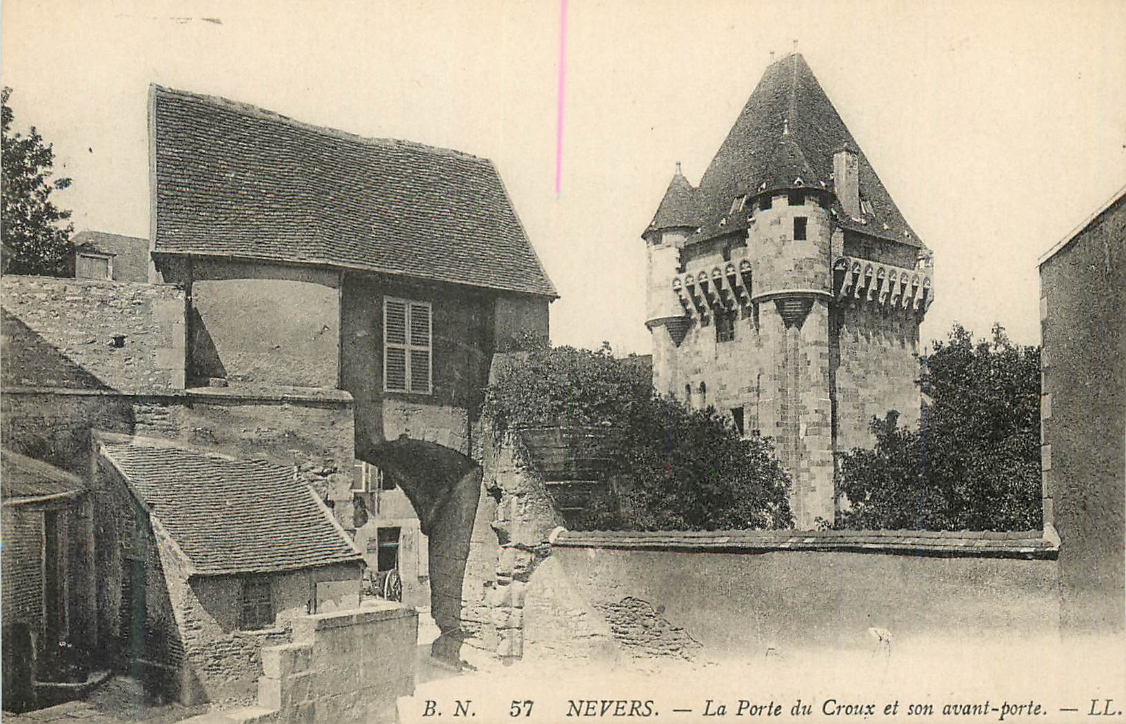 CPA Nevers La Porte du Crouux et son avant porte 