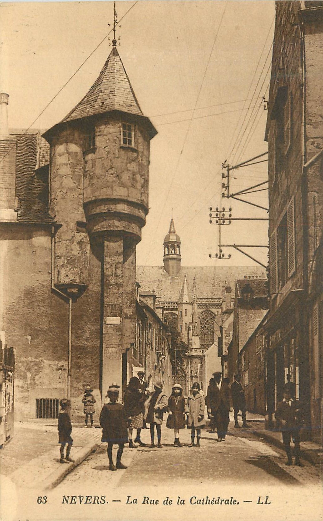 CPA Nevers La Rue de la Cathedrale 