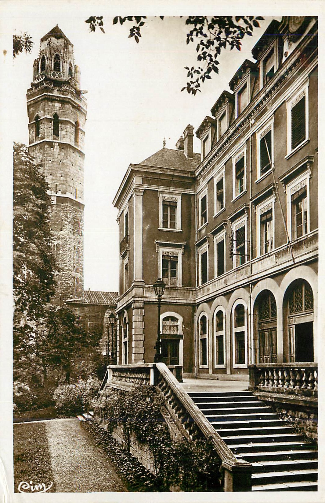 Macon (S.-et-L.) — La Préfecture et le Vieux Saint Vincent — Imprimerie de Macon