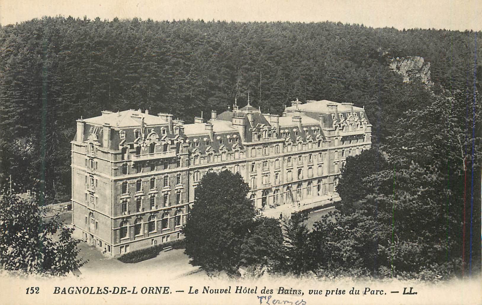 CPA Bagnoles de l Orne Le Nouvel Hotel des Bains vue prise du Parc 