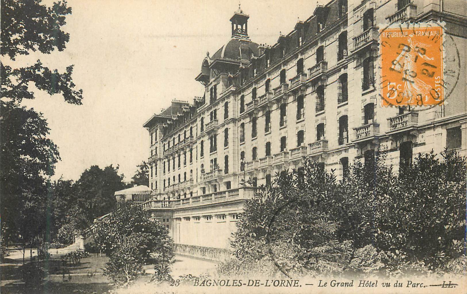 CPA Bagnoles de l Orne Le Grand Hotel vu du Parc 