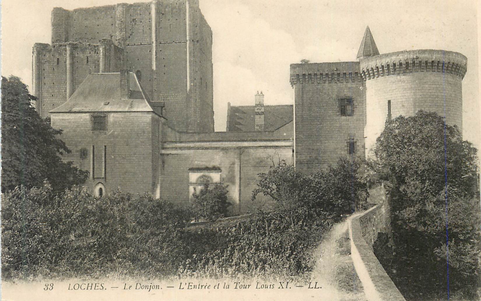 CPA Loches Le Donjon L Entree et la Tour Louis XI 