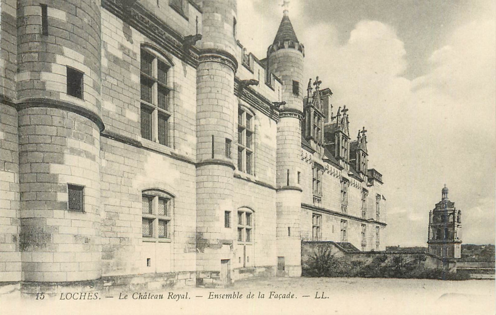 CPA Loches Le Chateau Royal Ensemble de la Facade 