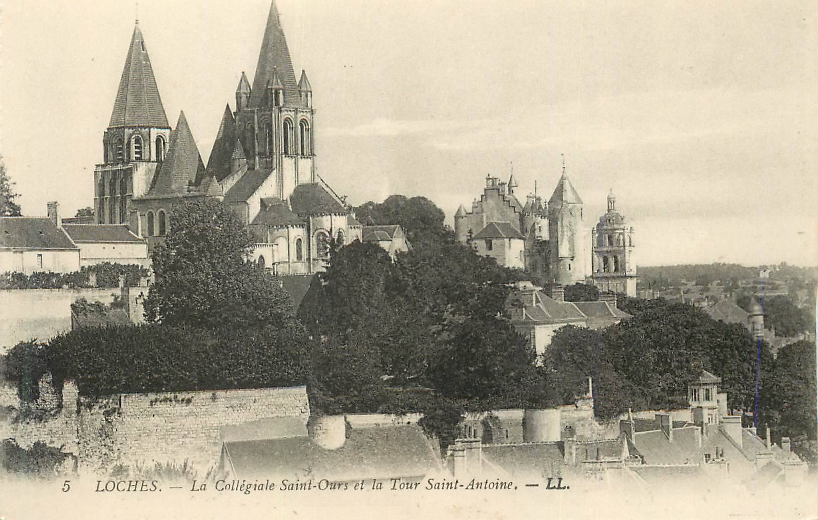 CPA Loches La Collegiale Saint Ours et la Tour Saint Antoine 