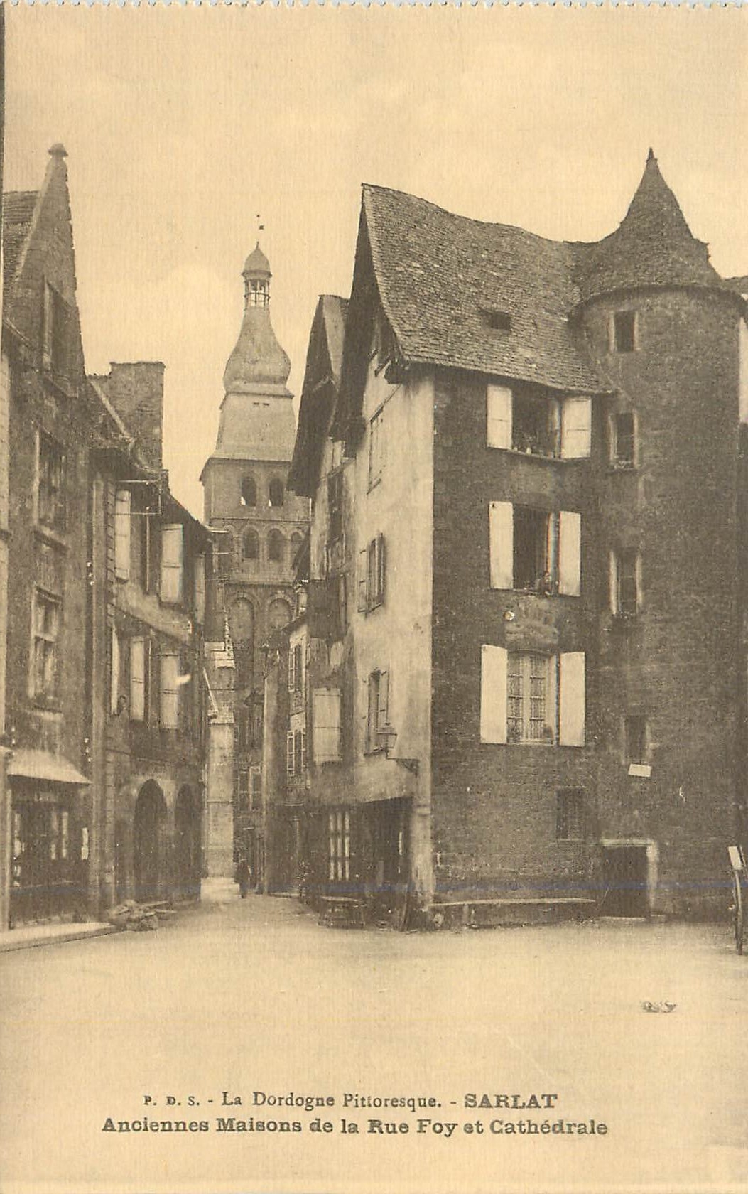 CPA Sarlat Anciennes Maisons de la Rue Foy et Cathedrale 