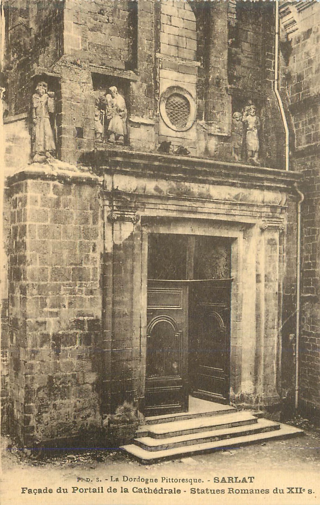Fassade des Portal der Kathedrale - Römische Statuen des 12. Jahrhunderts - SARLAT