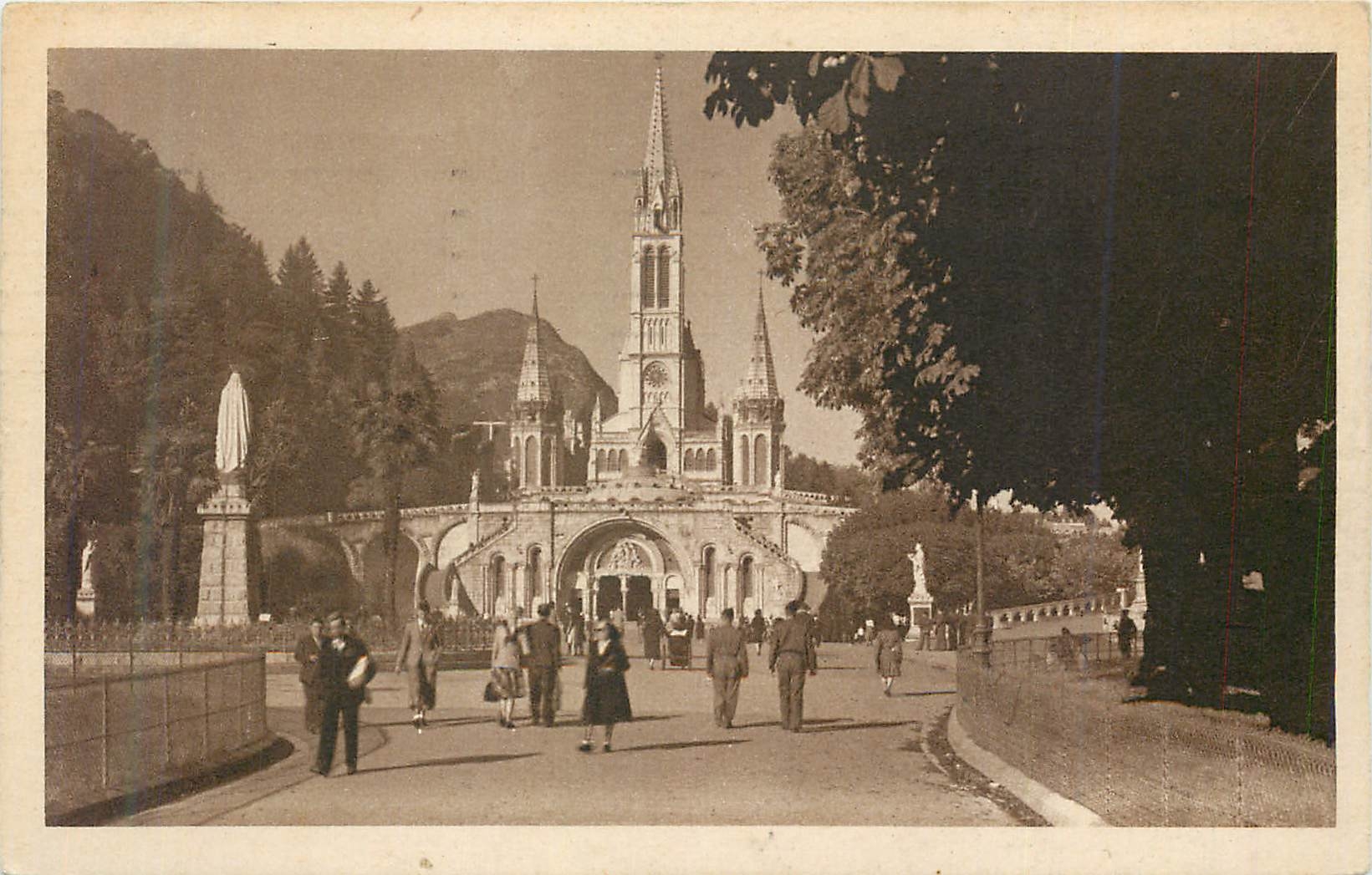 CPA Lourdes La Basilique et le Parvis 