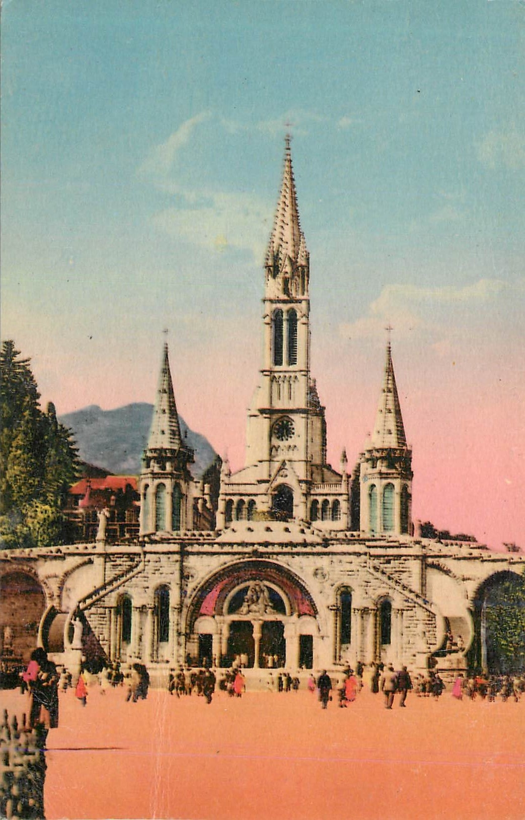 CPM Lourdes La Basilique et devant du Rosaire 