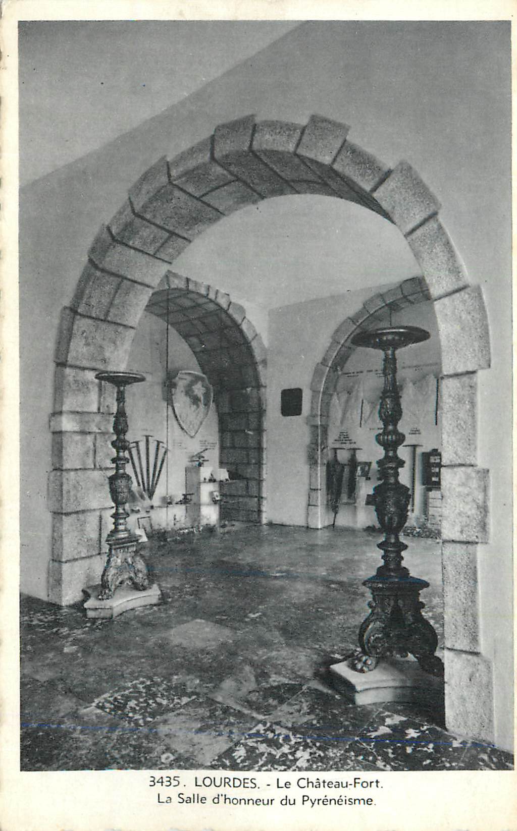 CPA Lourdes Le Chateau Fort La Salle d honneur du Pyreneisme 