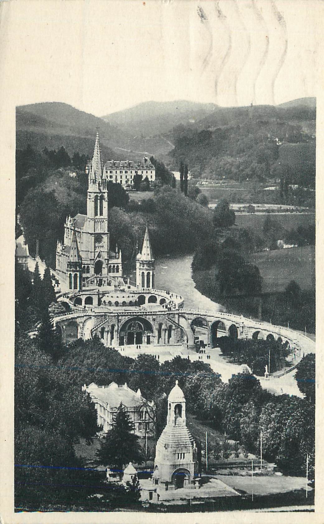 CPA Lourdes La Basilique vue du Chateau Fort 