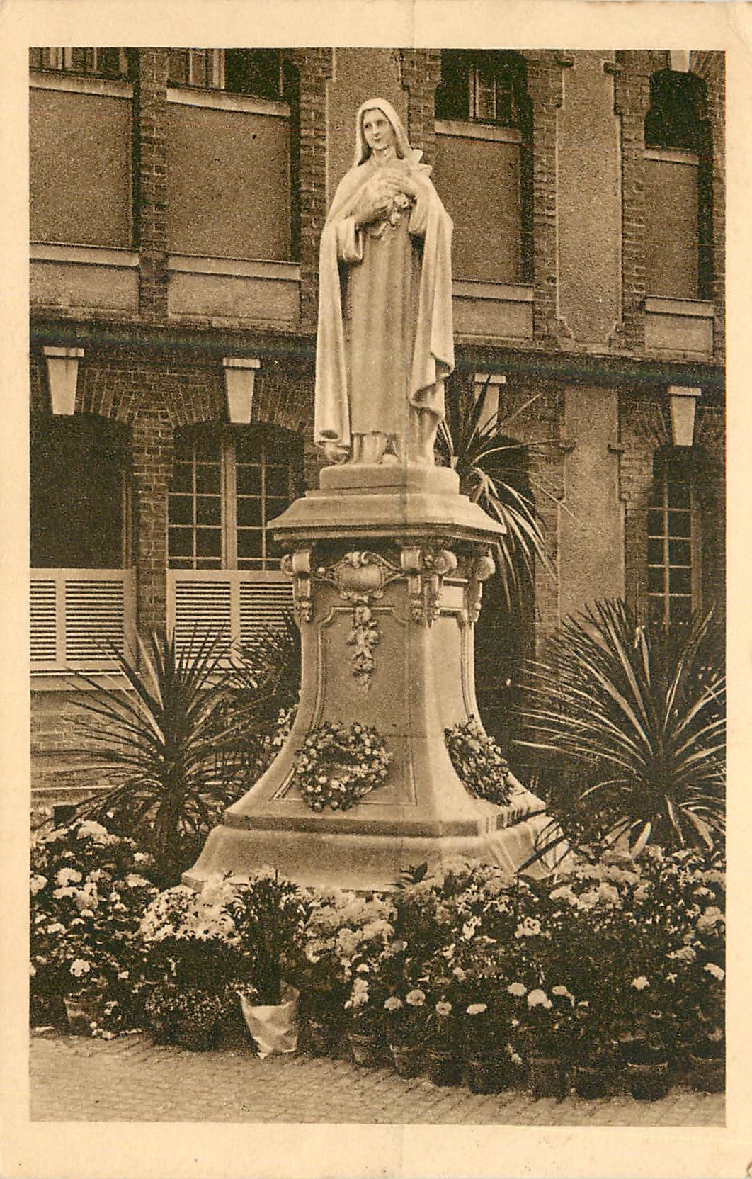 Statue de Sainte Thérèse de l'Enfant-Jésus — près de la chapelle du Carmel de Lisieux — éditeur non visible, n° 38