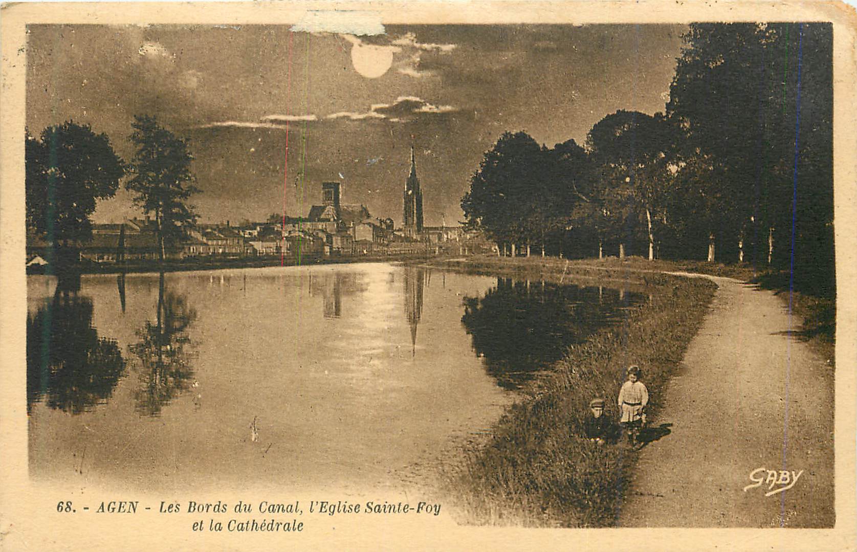 CPA Agen Les Bords du Canal l Eglise Sainte Foy et la Cathedrale 