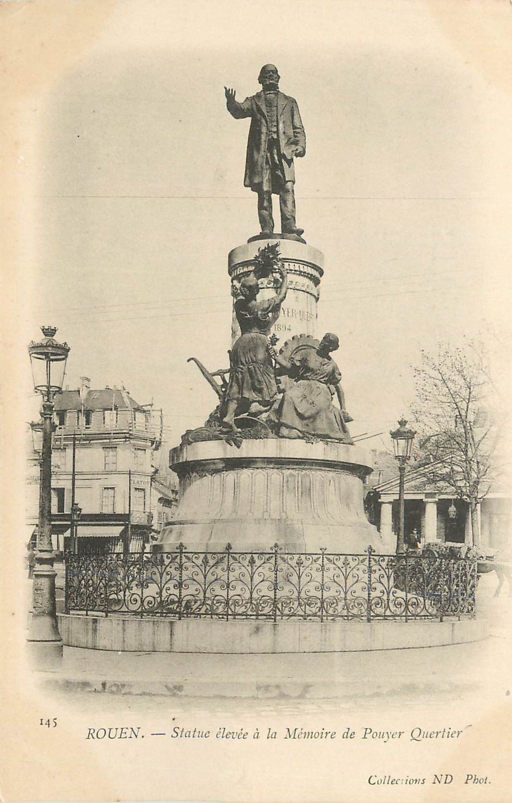 CPA Rouen Statue elevee a la Memoire de Pouyer Quartier (carte 1900)