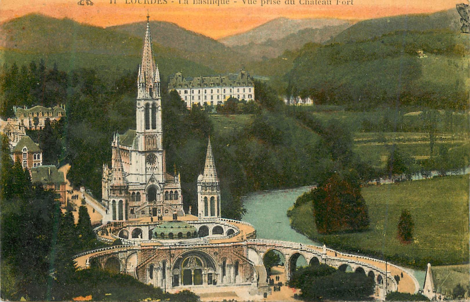 CPA Lourdes La Basilique Vue prise du Chateau Fort 