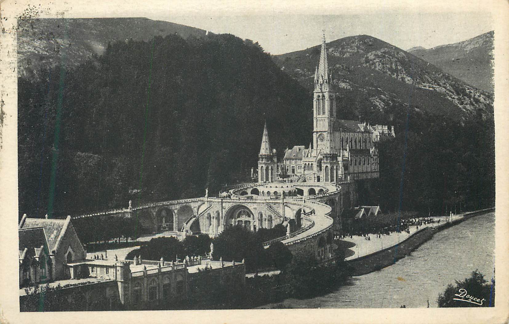 CPA Lourdes La Basilique et le Gave 