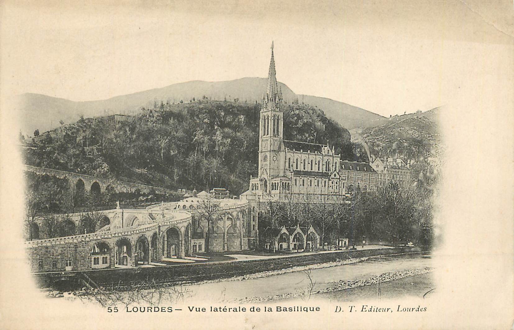 CPA Lourdes Vue laterale de la Basilique 