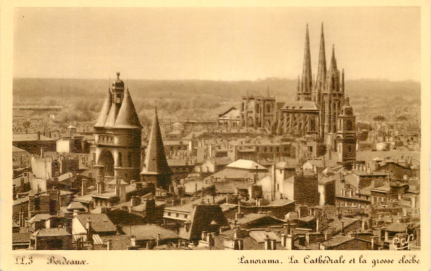 CPA Bordeaux Panorama La Cathedrale et la grosse cloche 