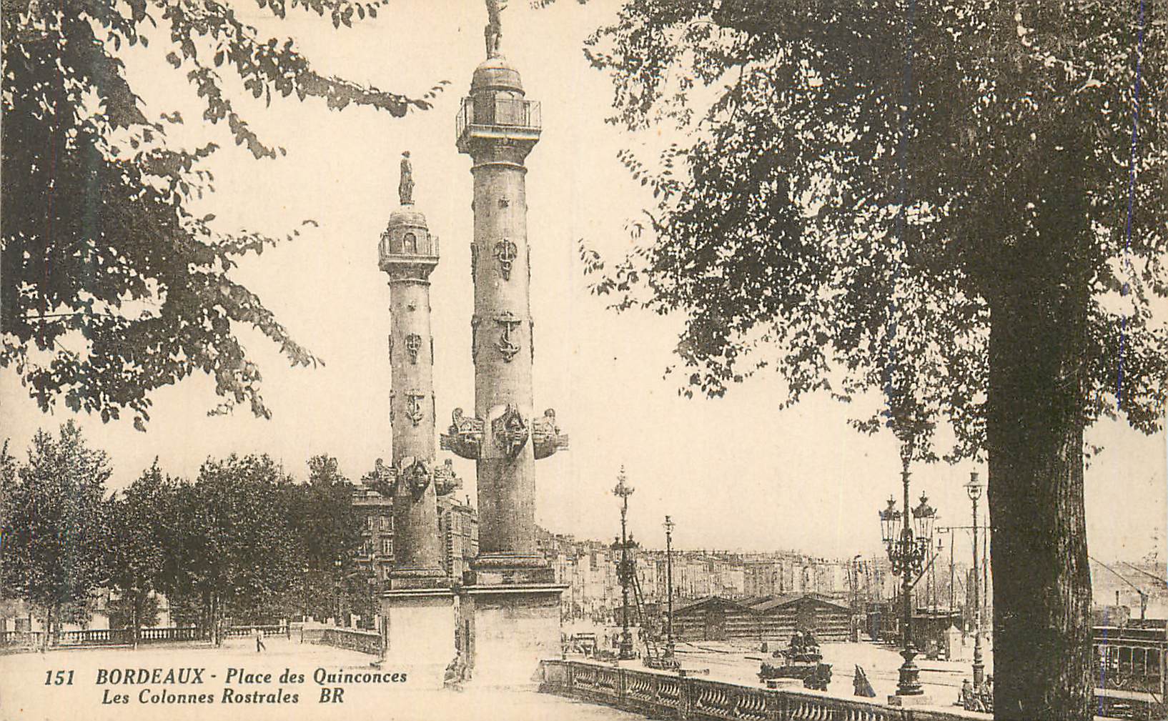CPA Bordeaux Place des Quinconces Les Colonnes Rostrales 