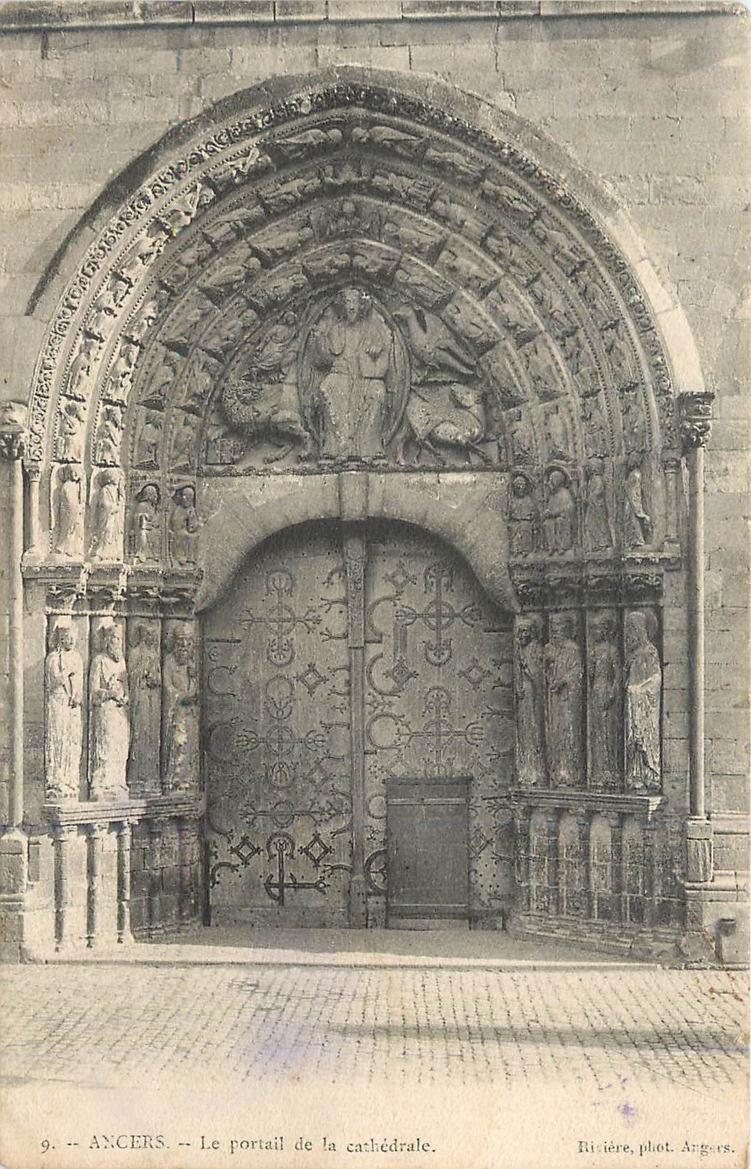 CPA Angers Le portail de la cathedrale 