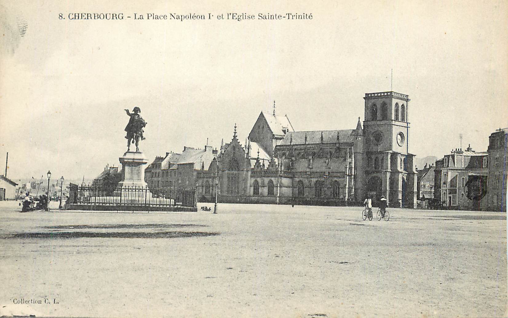 CPA Cherbourg La Place Napoleon et l Eglise Sainte Trinite 