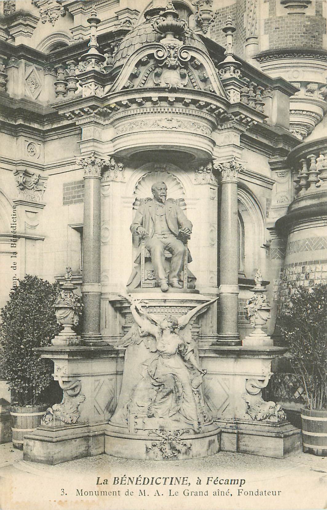 CPA La Benedictine a Fecamp Monument de MA Le Grand aine Fondateur 