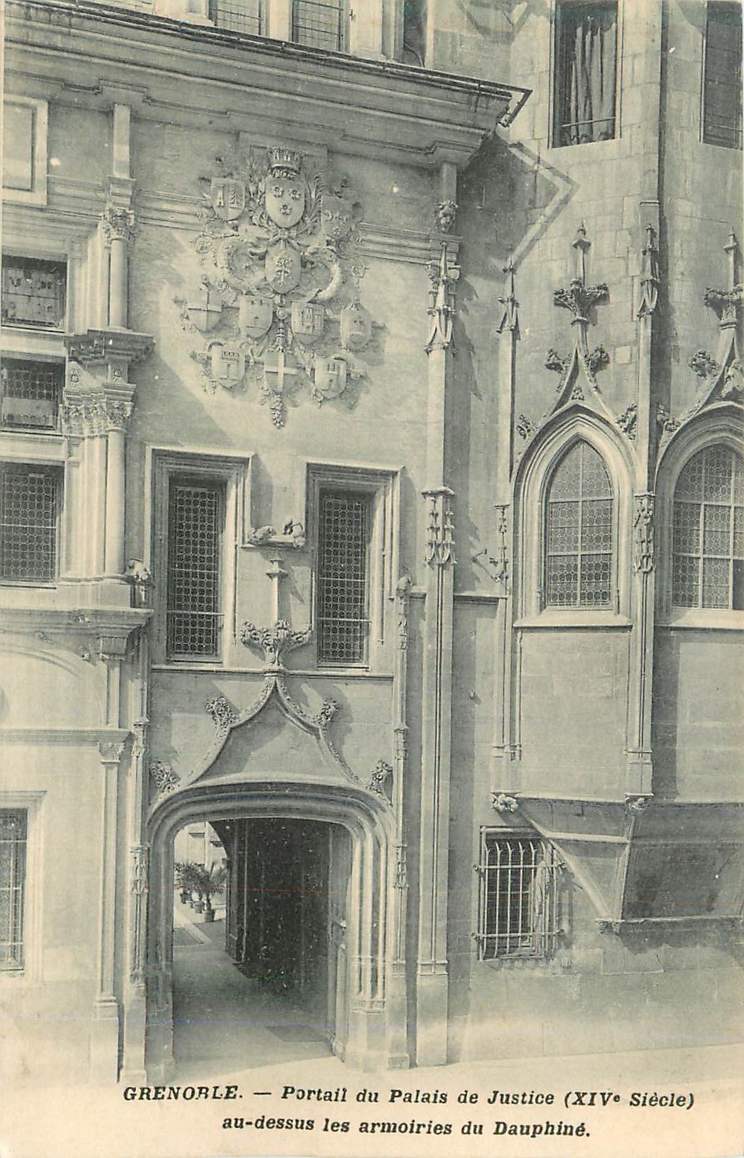 CPA Grenoble Portail du Palais de Justice au dessus les armoiries du Dauphine 
