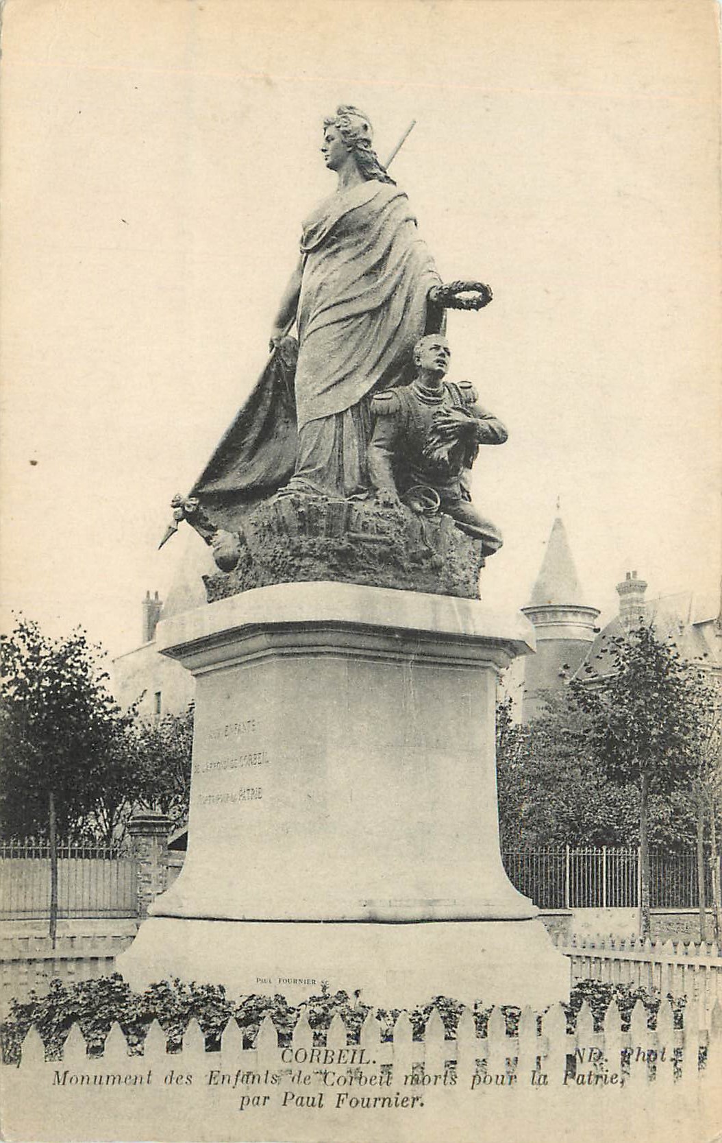 CPA Corbeil Monument des Enfants de Corbeil 
