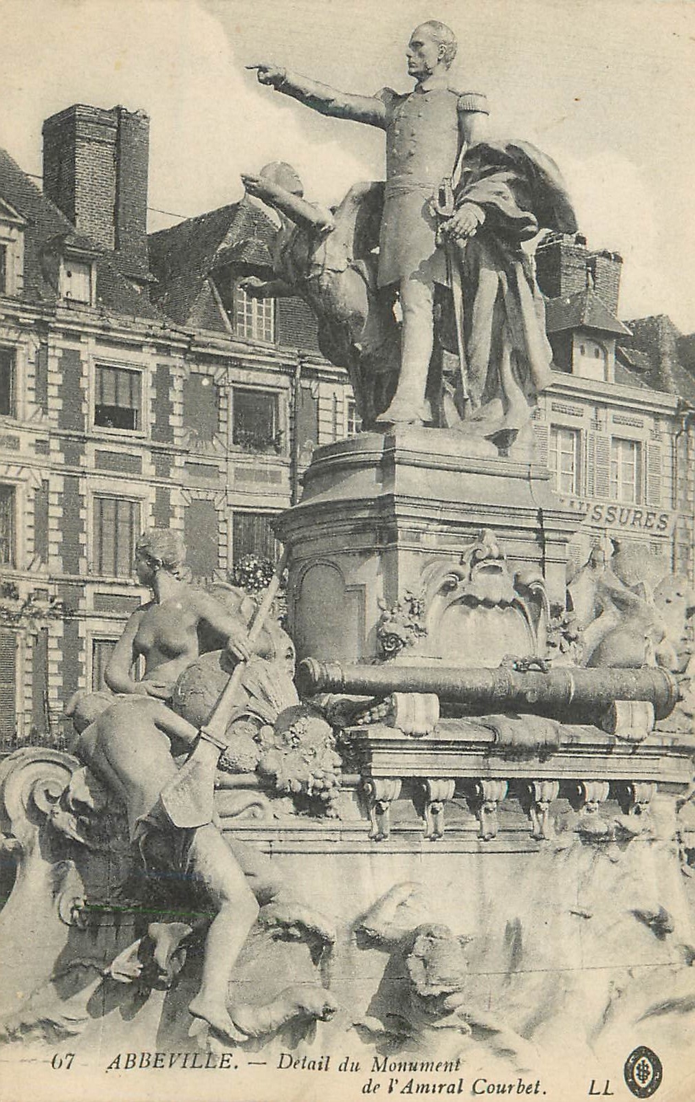 CPA Abbeville Detail du Monument de l Amiral Courbet 