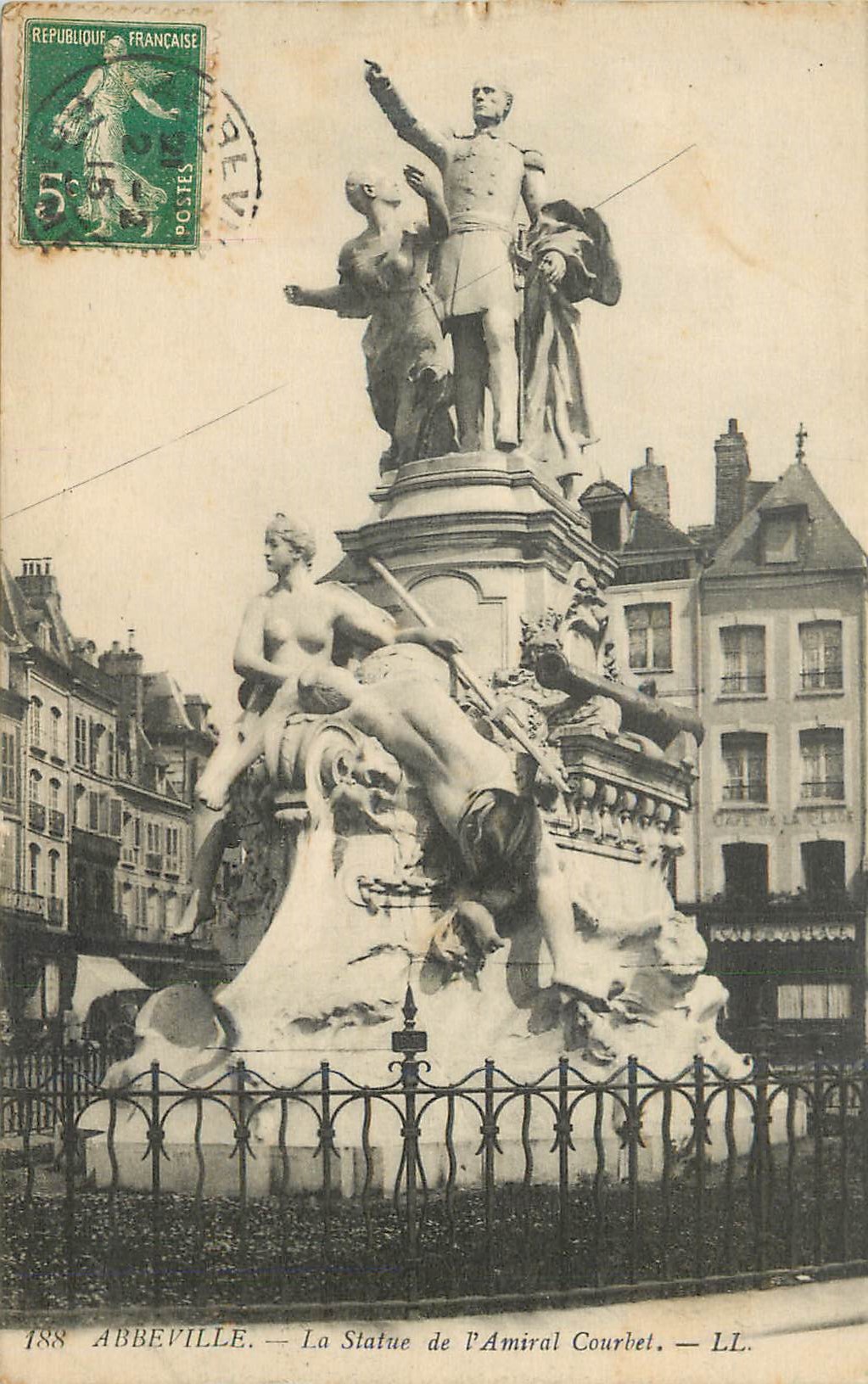 CPA Abbeville La Statue d Amiral Courbet 