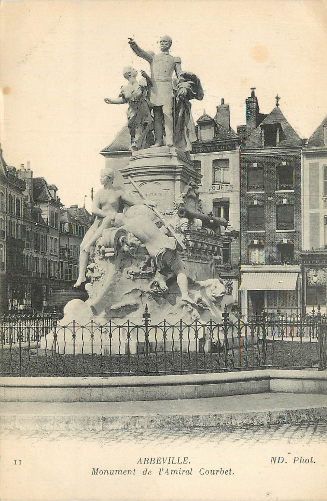 CPA Abbeville Monument de l Amiral Courbet 