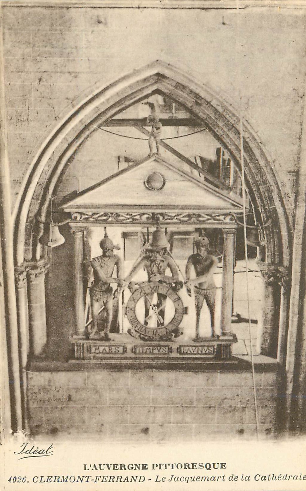 CPA Clermont Ferrand Le Jacquemart de la Cathedrale 