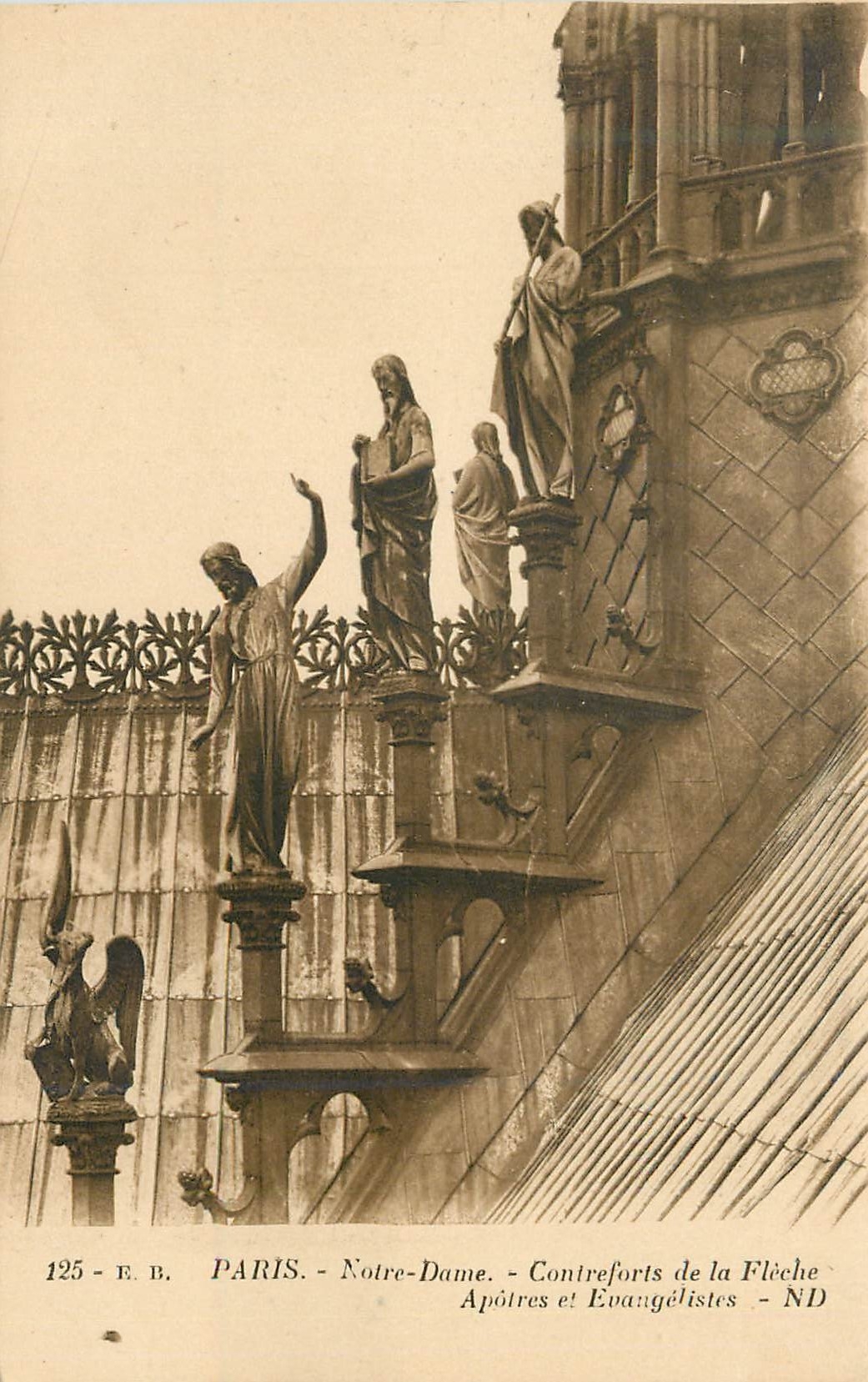 CPA Paris Notre Dame Contreforts de la Fleche 
