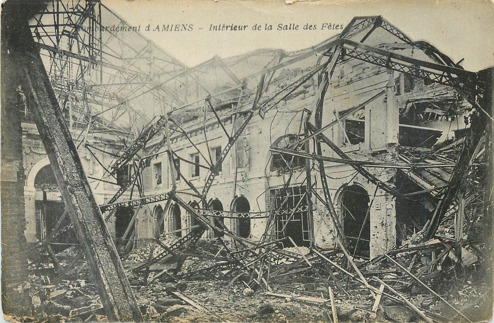 CPA Bombardement d Amiens Interieur de la Salle des Fetes Militaria