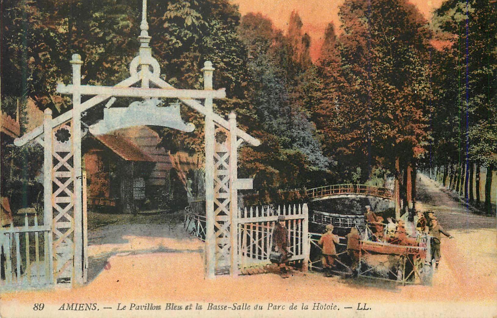CPA Amiens le Pavillon Bleu et la Basse Salle du Parc de la Hotoie 