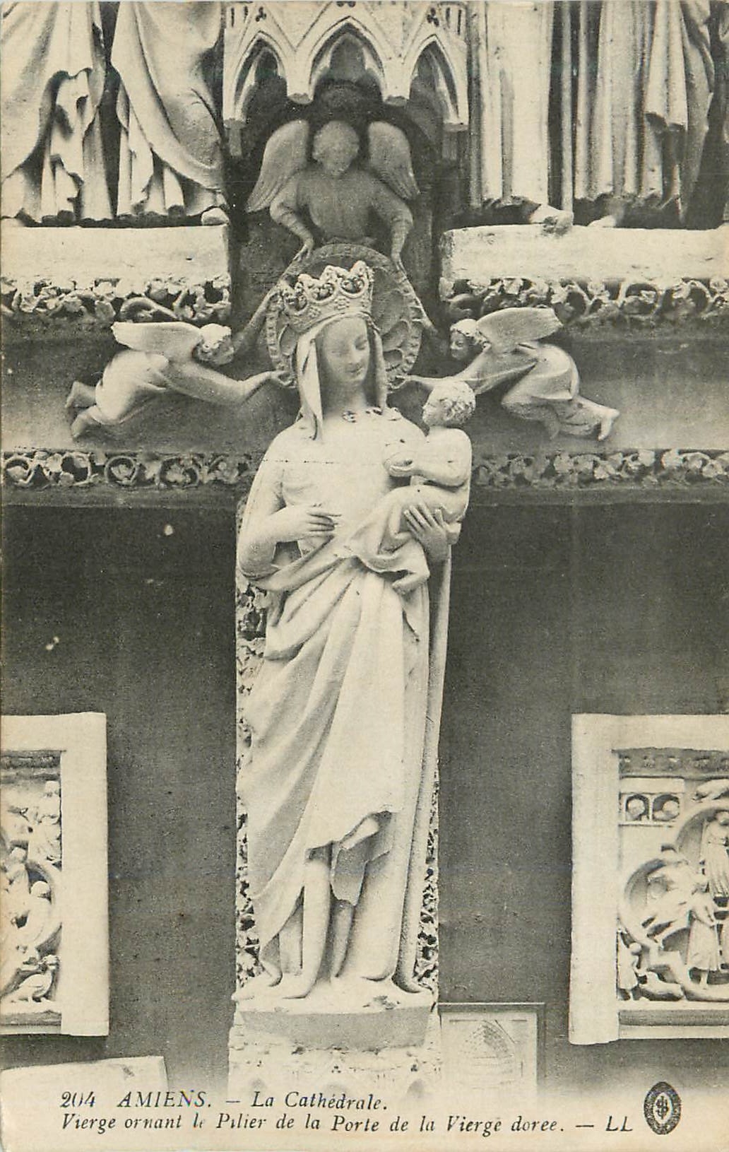 CPA Amiens La Cathedrale Vierge ornant le Pilier de la Porte de la Vierge doree 
